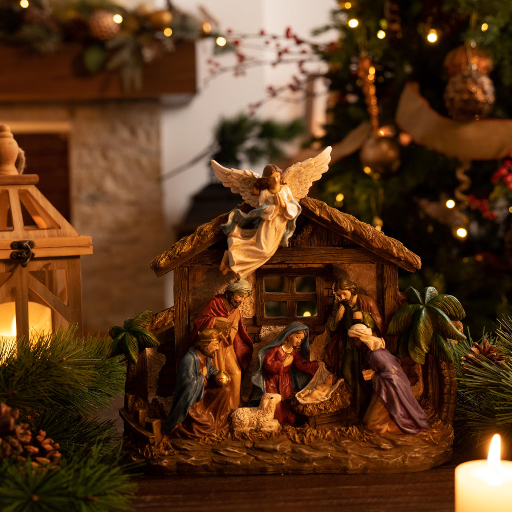 Valery Madelyn crèche installée sur une cheminée pour une décoration de Noël élégante