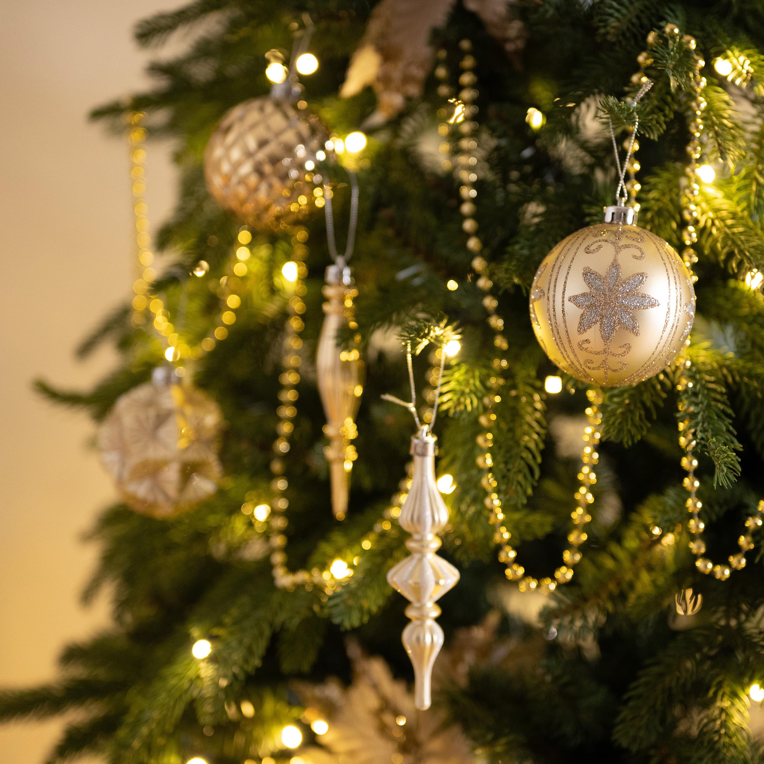 Valery Madelyn mise en scène sur table de Noël offrant une décoration polyvalente et chic