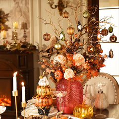Ornements Valery Madelyn accrochés sur arbre illustrant ambiance chaleureuse d'automne