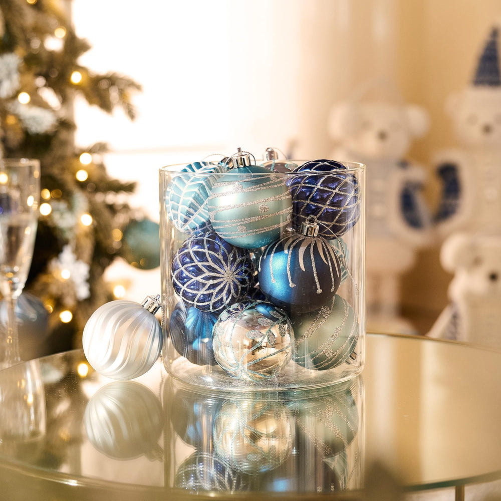 Valery Madelyn ornements accrochés sur sapin illustrant effet décoratif