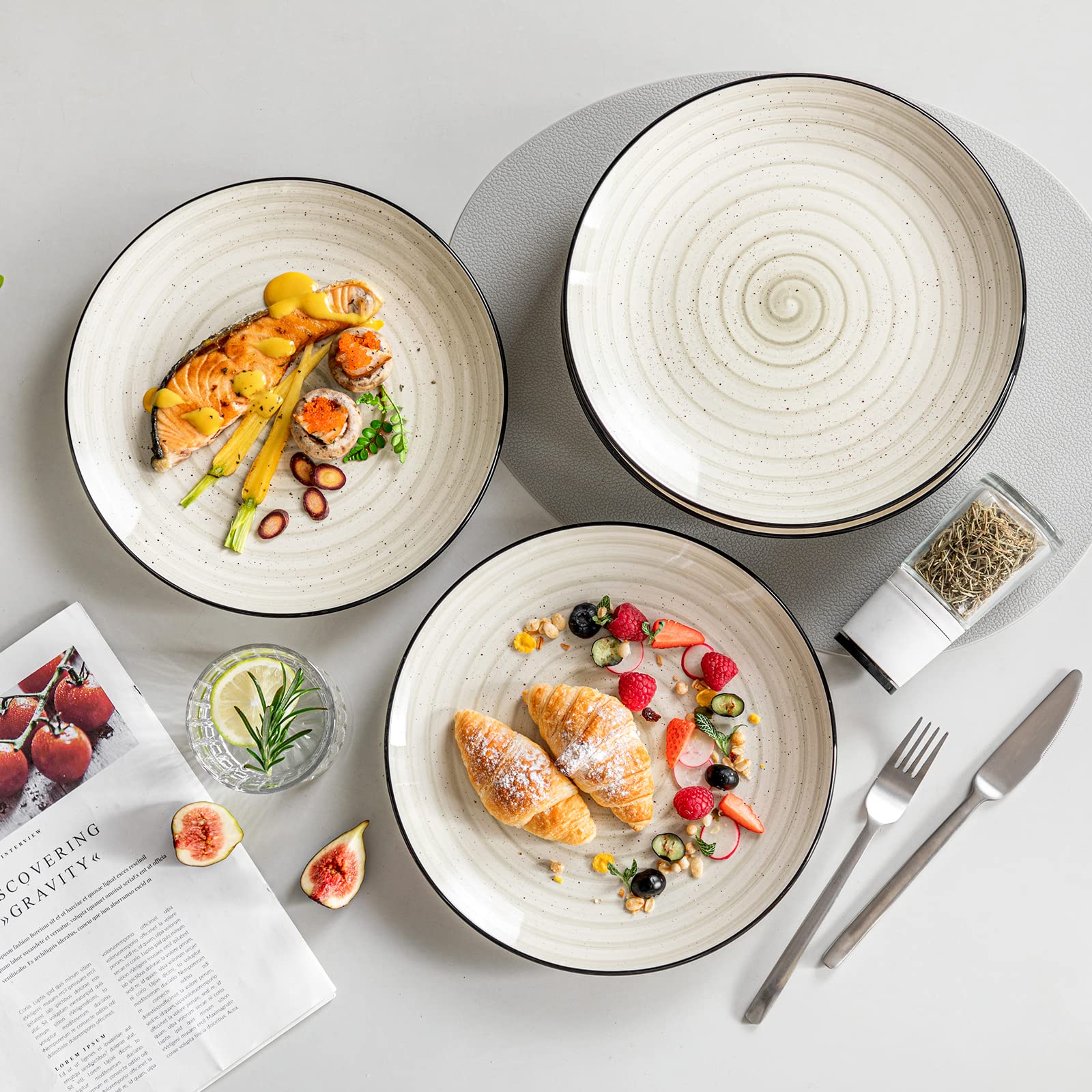 vancasso assiette à côté d’une main pour l’échelle, taille pratique pour repas