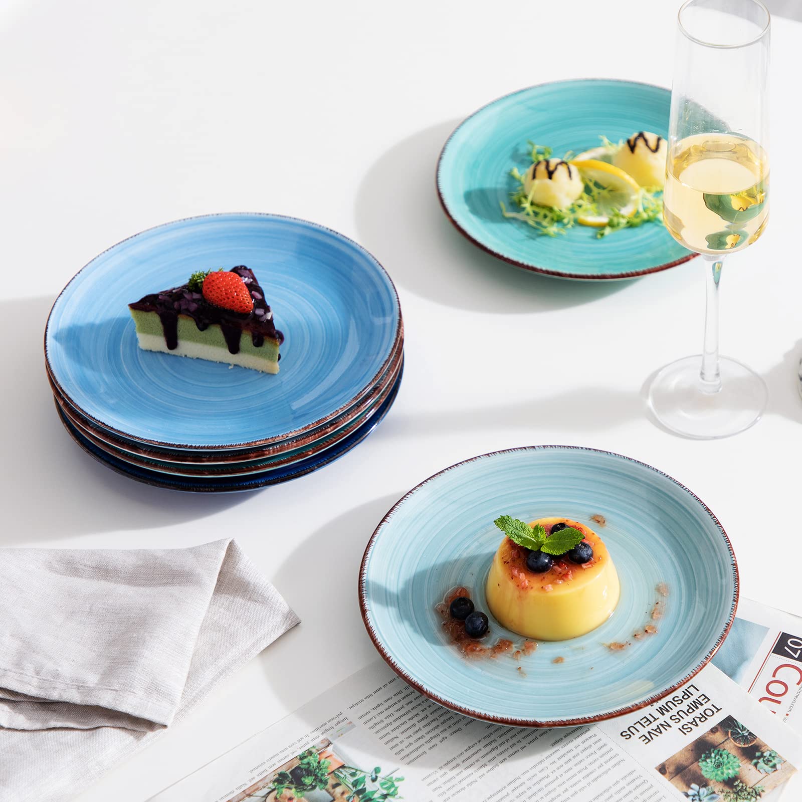 Ensemble de 6 assiettes vancasso Bonita Blue empilées, illustrant la cohérence de la couleur