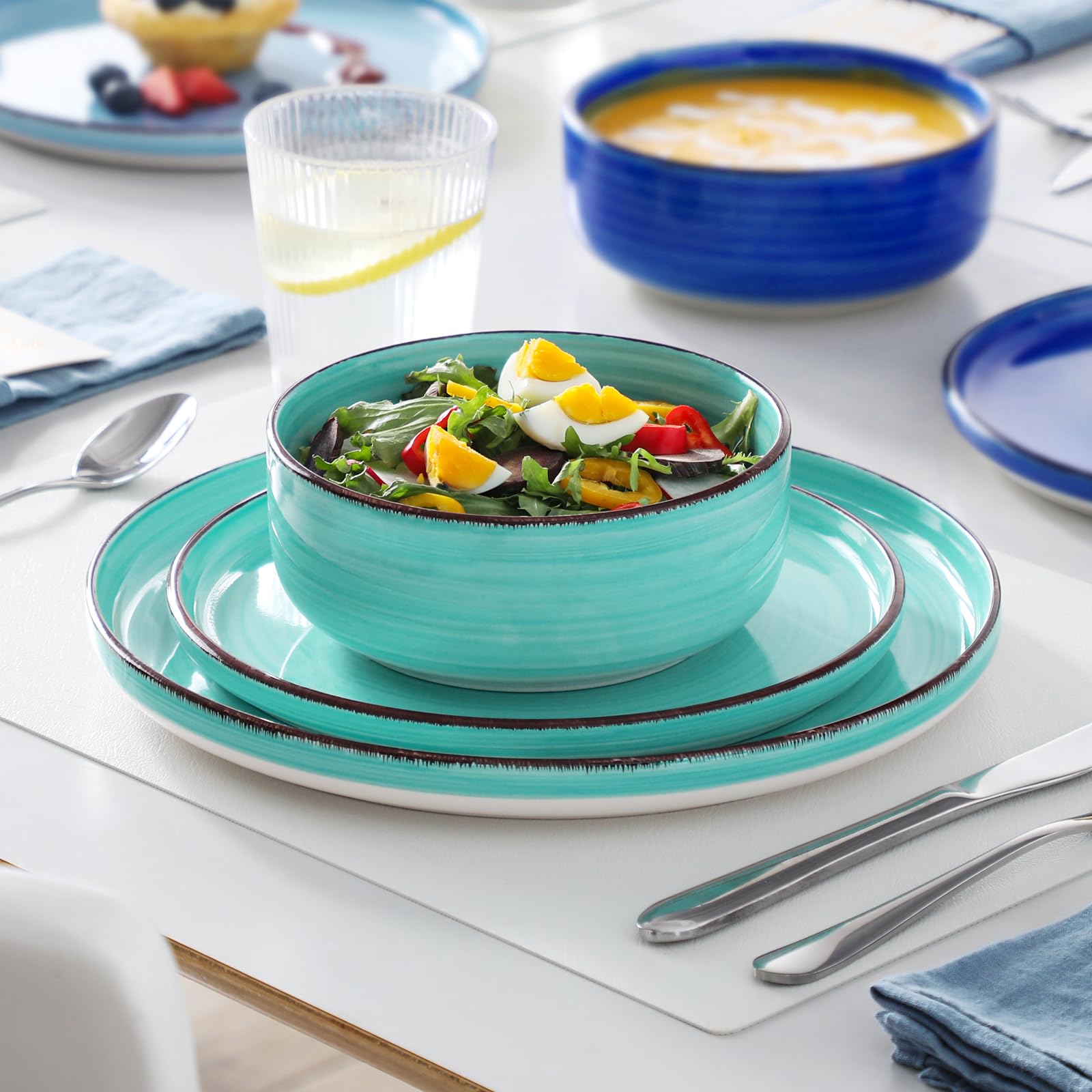 vancasso mise en scène de table Bonita Blue montrant l'effet décoratif en repas