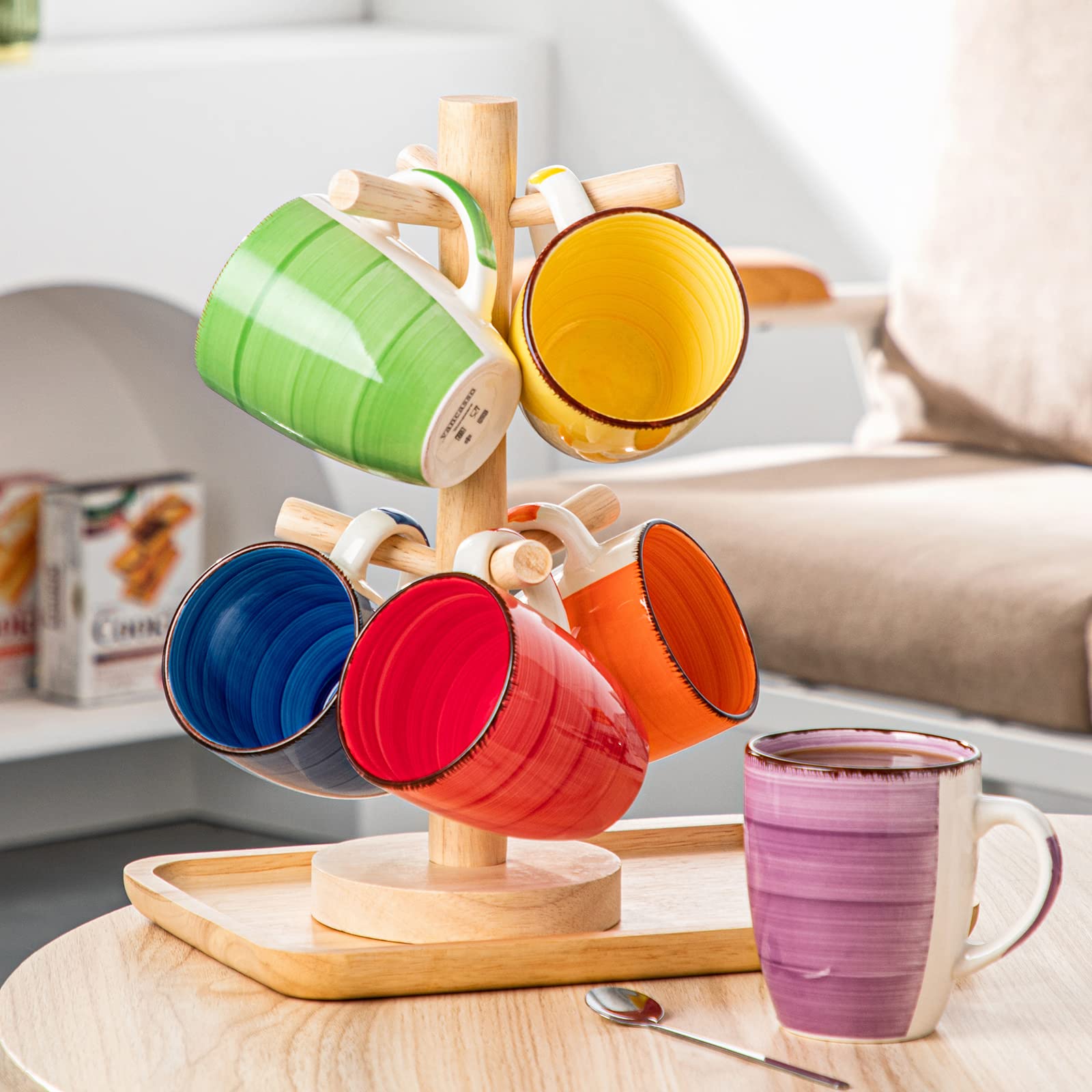 vancasso tasse à côté d'une cuillère pour comparaison de taille utile