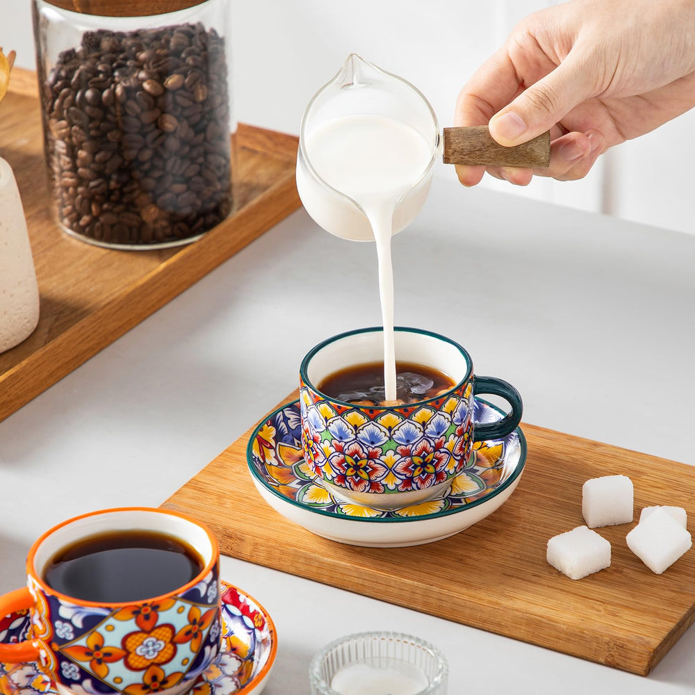 vancasso tasse tenue à la main montrant échelle et contenance 4 oz