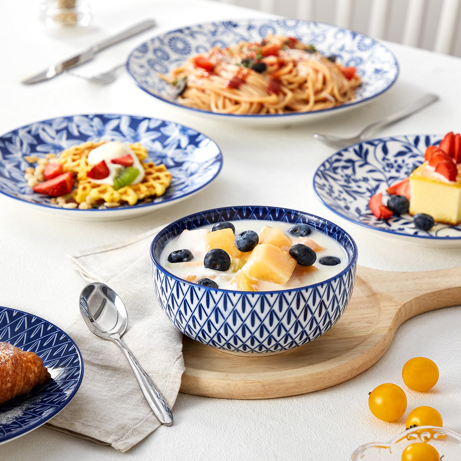 vancasso service SELENE posé sur table dressée, esthétique bleu et blanc raffinée