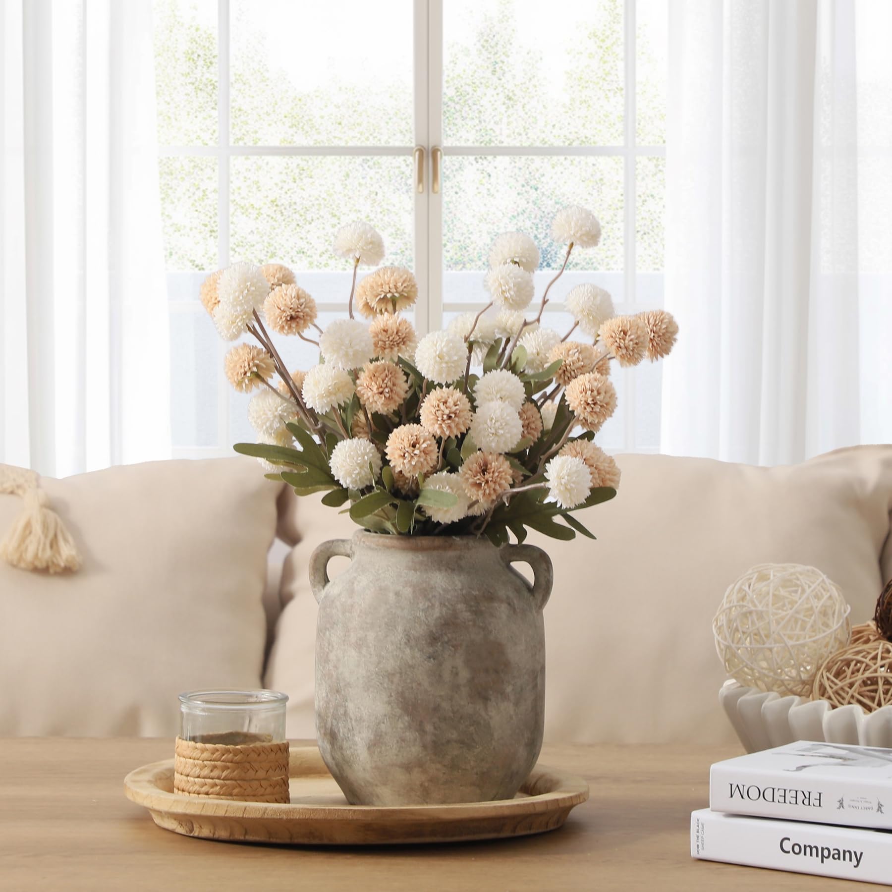 Vanselia vase intégré à une table à manger pour une décoration chaleureuse