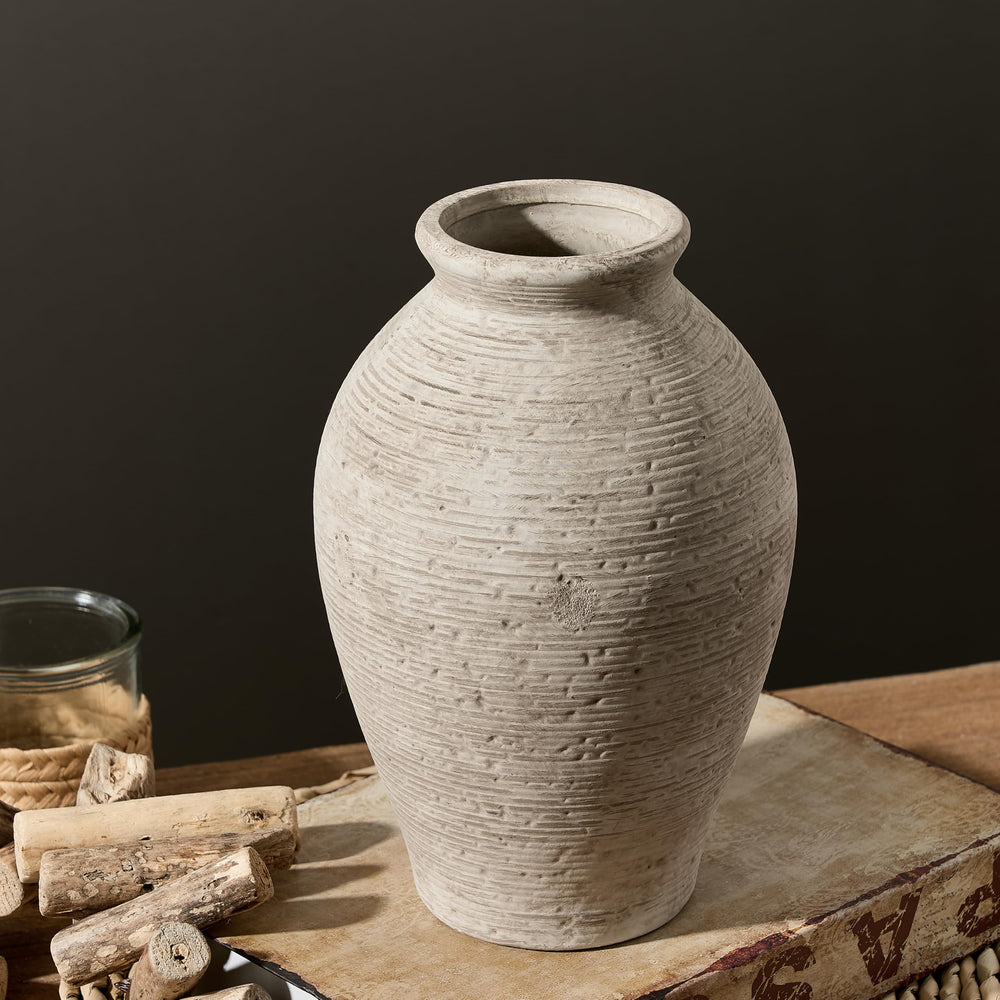 Vanselia vase décoré d'un bouquet frais offrant une touche chaleureuse