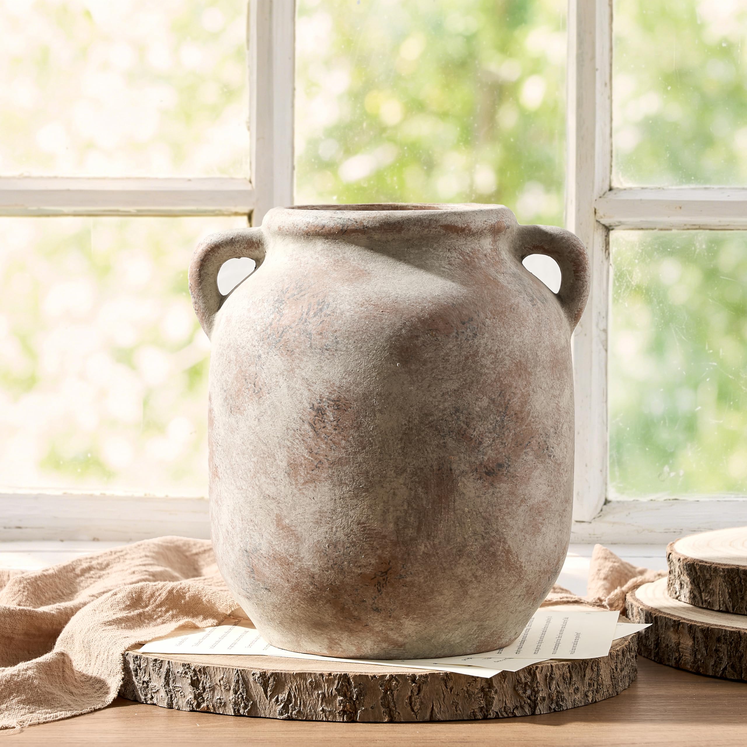 Vanselia vase présenté avec un bouquet frais pour un rendu décoratif naturel