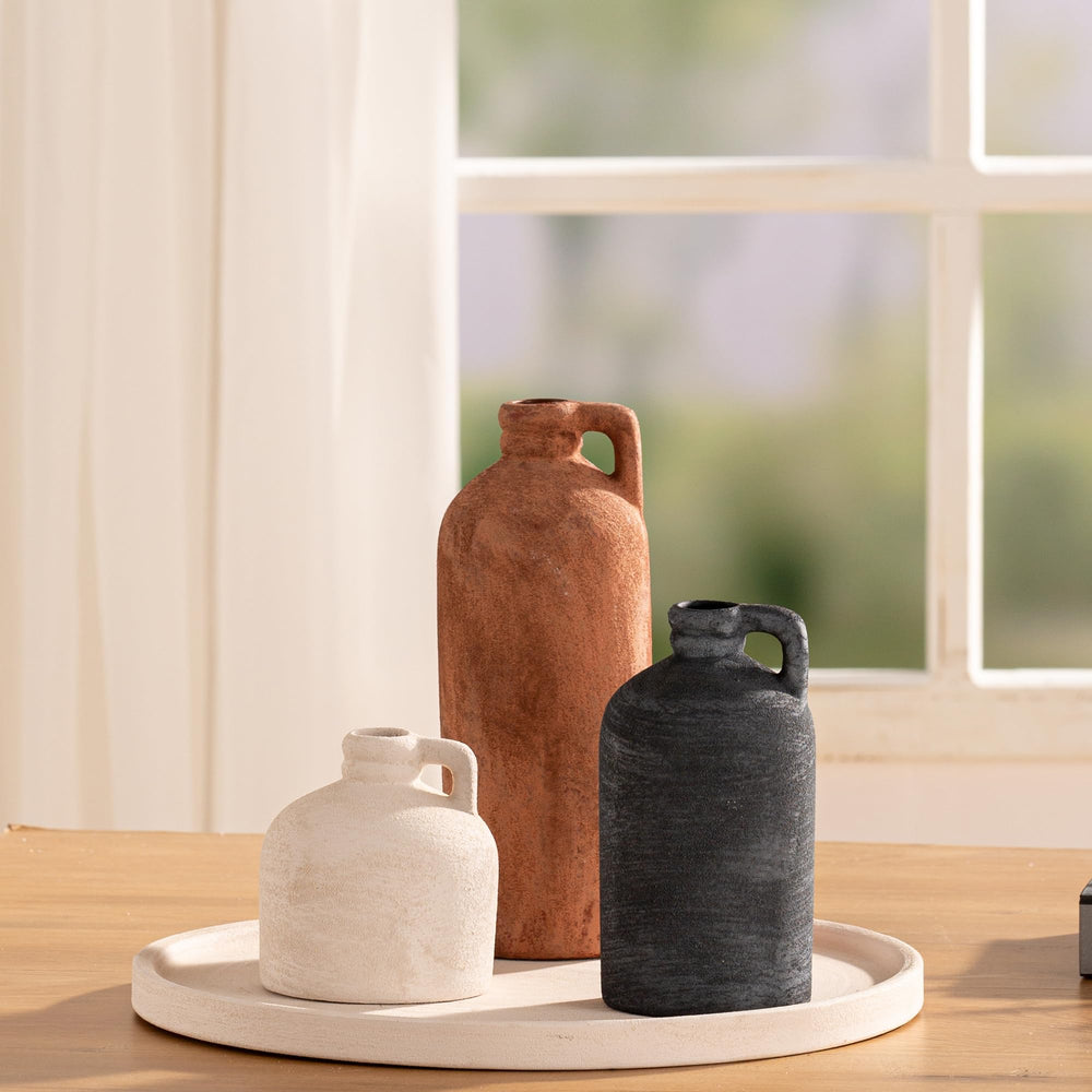 Vanselia vase sur bureau ajoutant charme et organisation visuelle