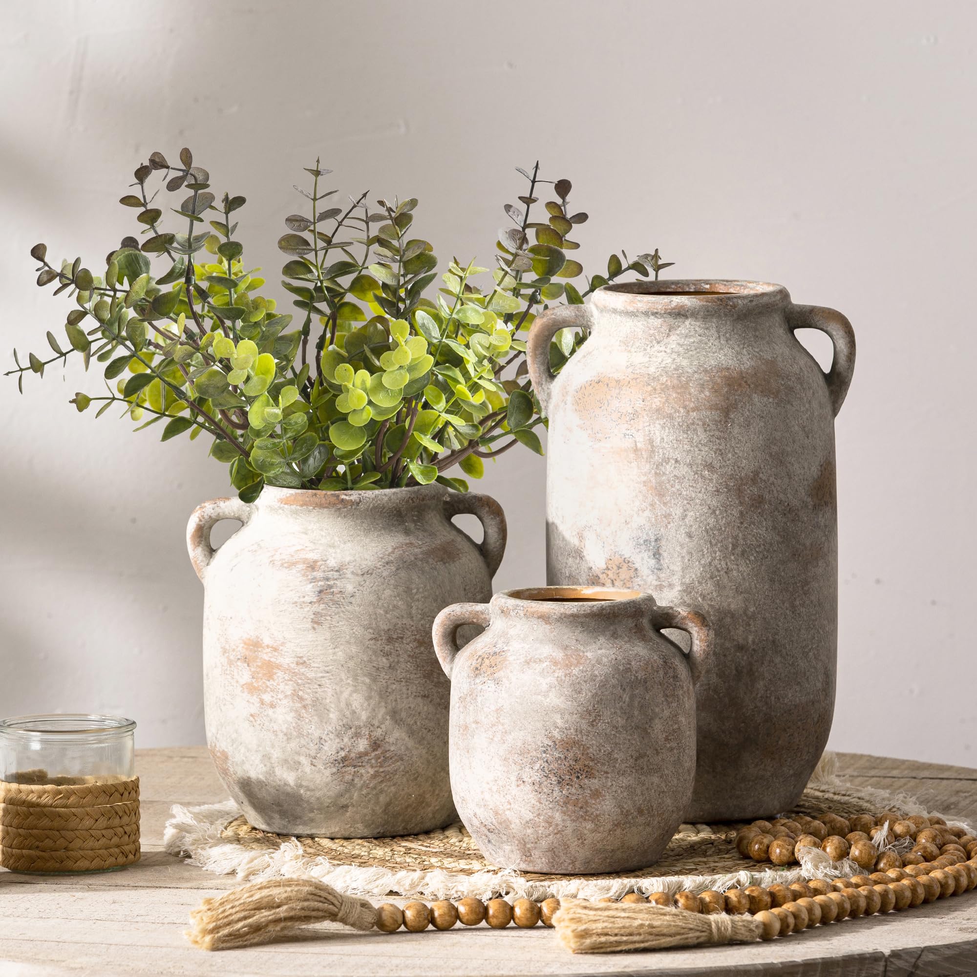 Vanselia vase à côté d’un objet pour comparaison d’échelle et taille pratique