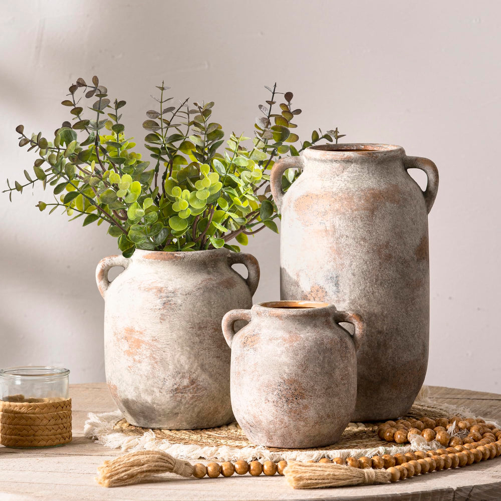 Vanselia vase à côté d’un objet pour comparaison d’échelle et taille pratique