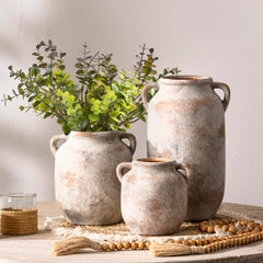 Vanselia vase à côté d’un objet pour comparaison d’échelle et taille pratique
