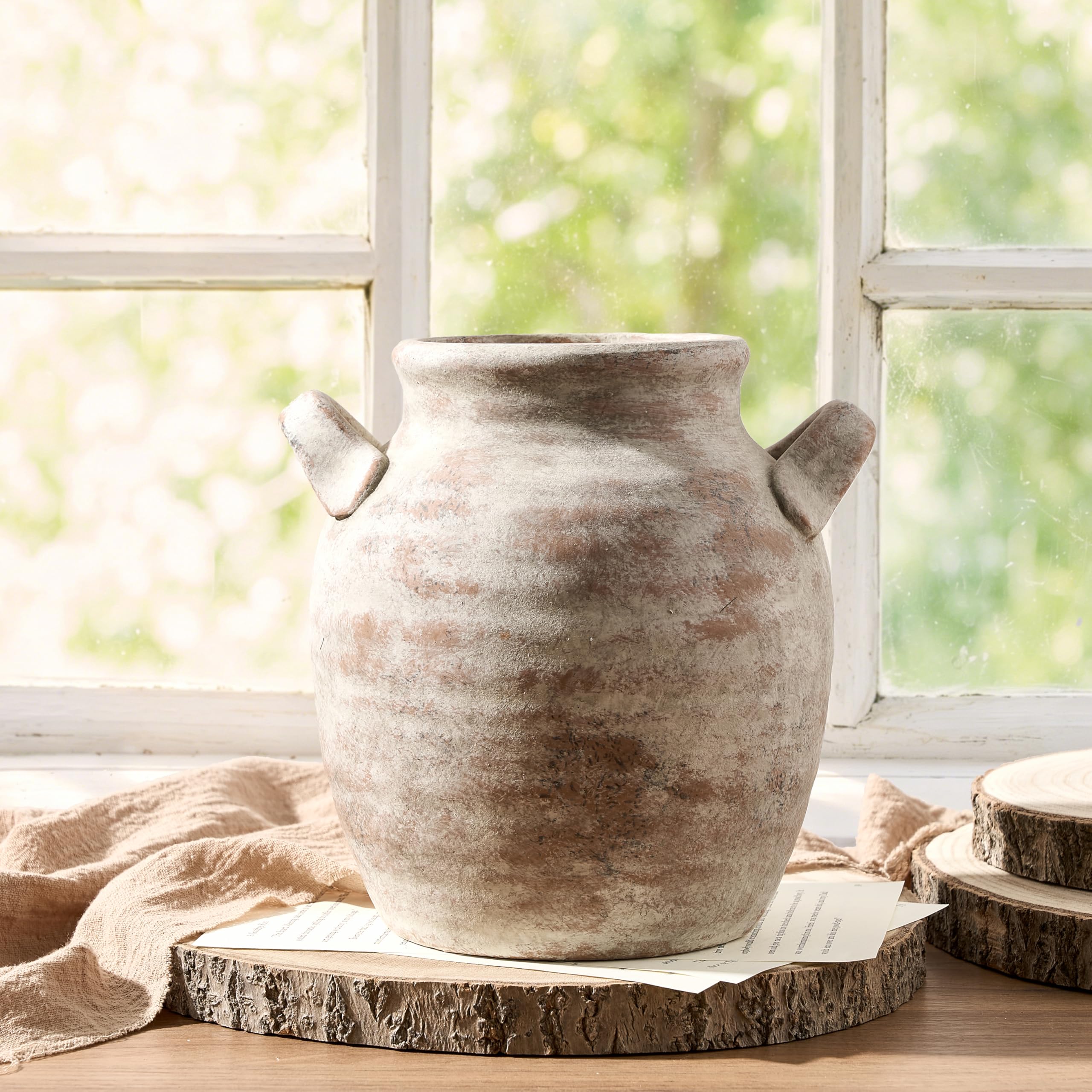 Vanselia vase posé en salon ajoutant charme et point focal pratique