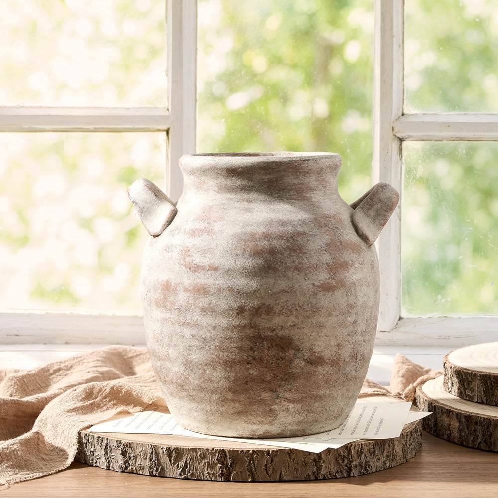 Vanselia vase posé en salon ajoutant charme et point focal pratique