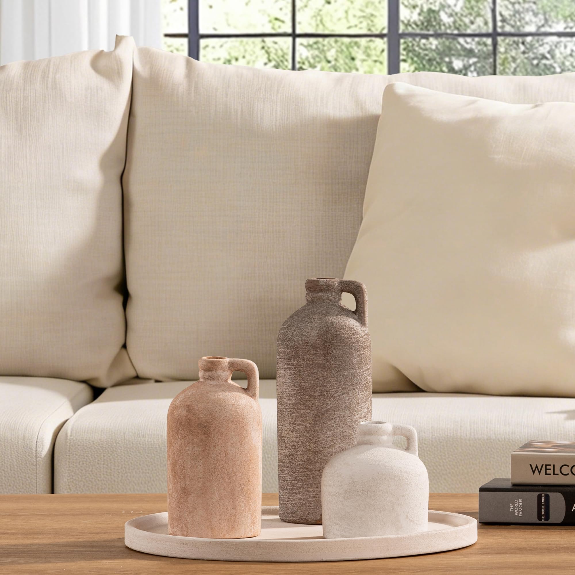 Vanselia vases posés dans un salon montrant ambiance chaleureuse