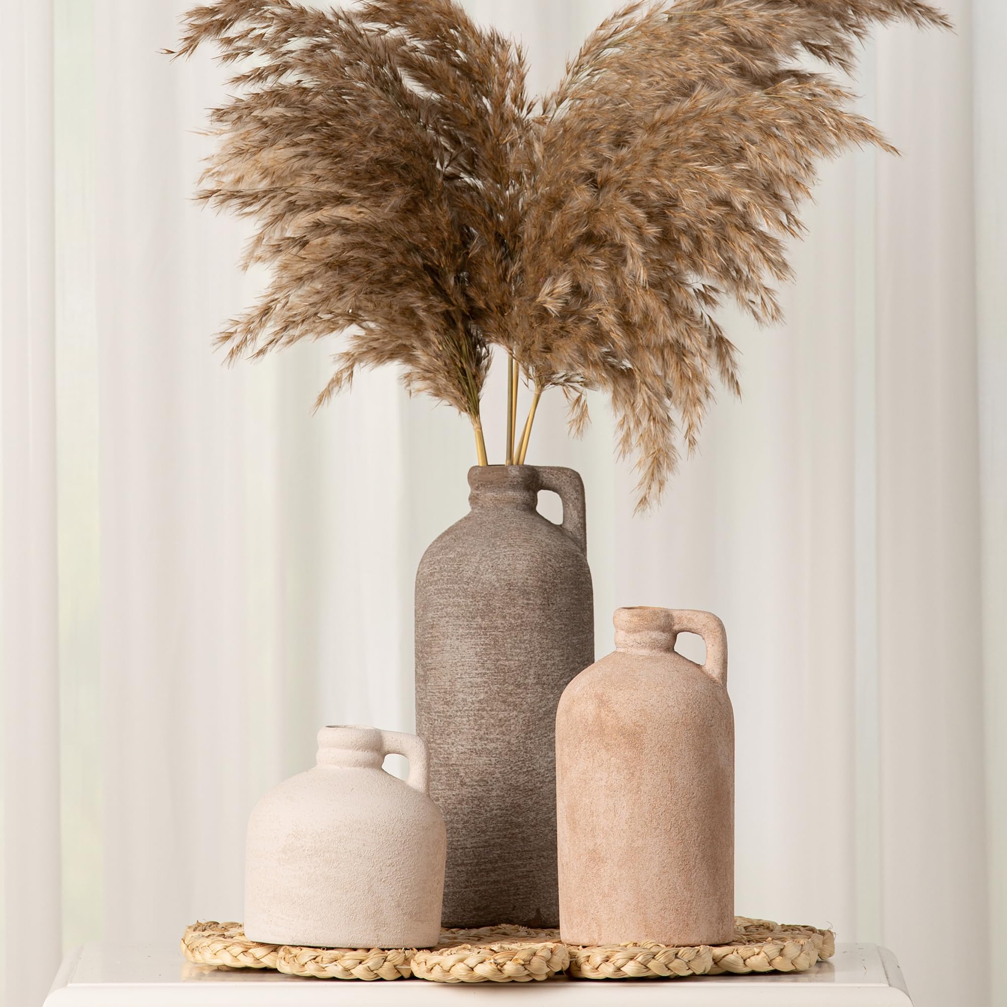 Vanselia vases sur étagère illustrant agencement décoratif pratique