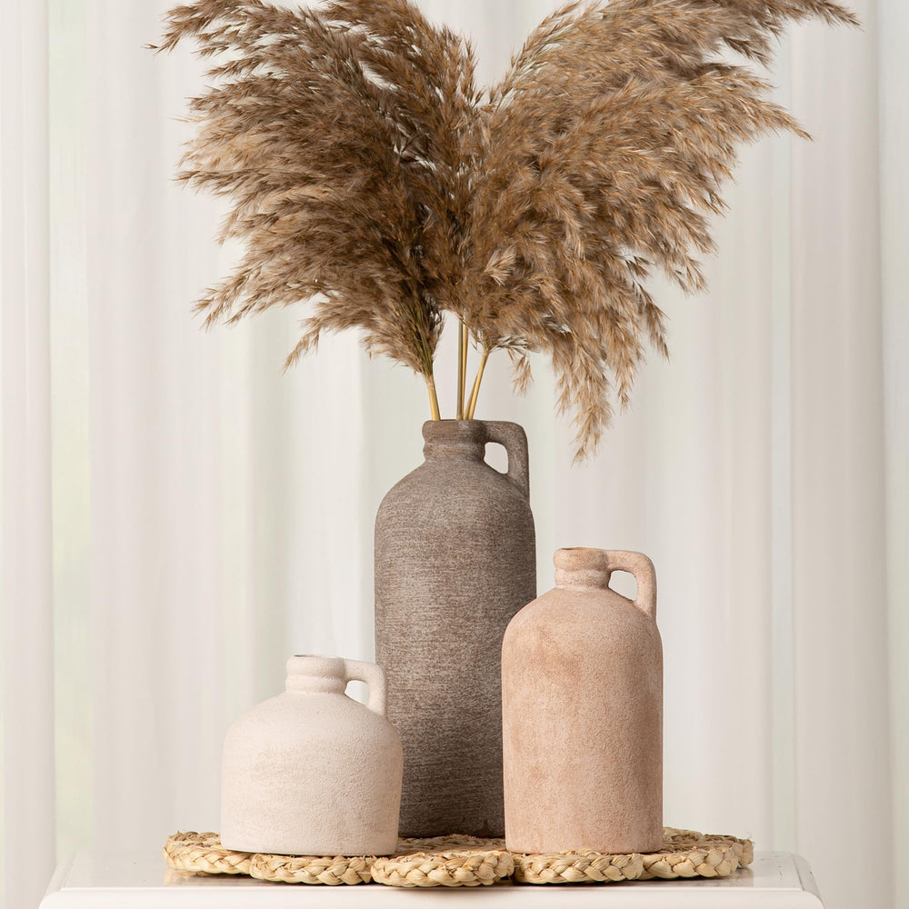 Vanselia vases sur étagère illustrant agencement décoratif pratique