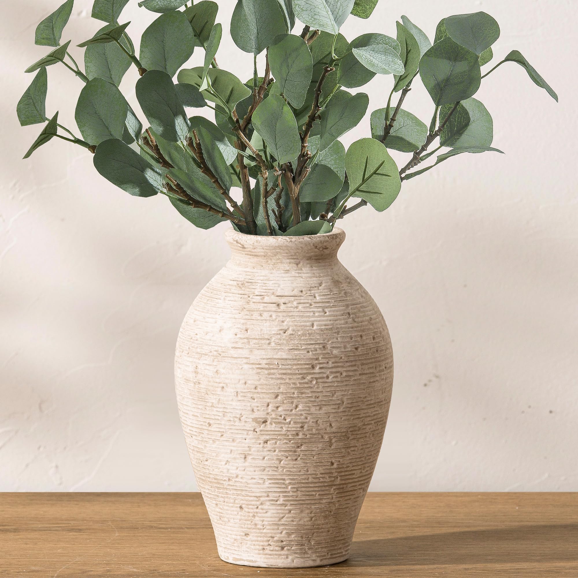 Vanselia vue de face du vase céramique apportant charme rustique