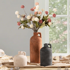 Vanselia vases disposés sur étagère offrant harmonie décorative immédiate