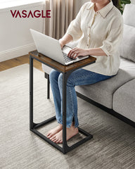 VASAGLE table placée à côté d'un canapé pour accès facile aux objets