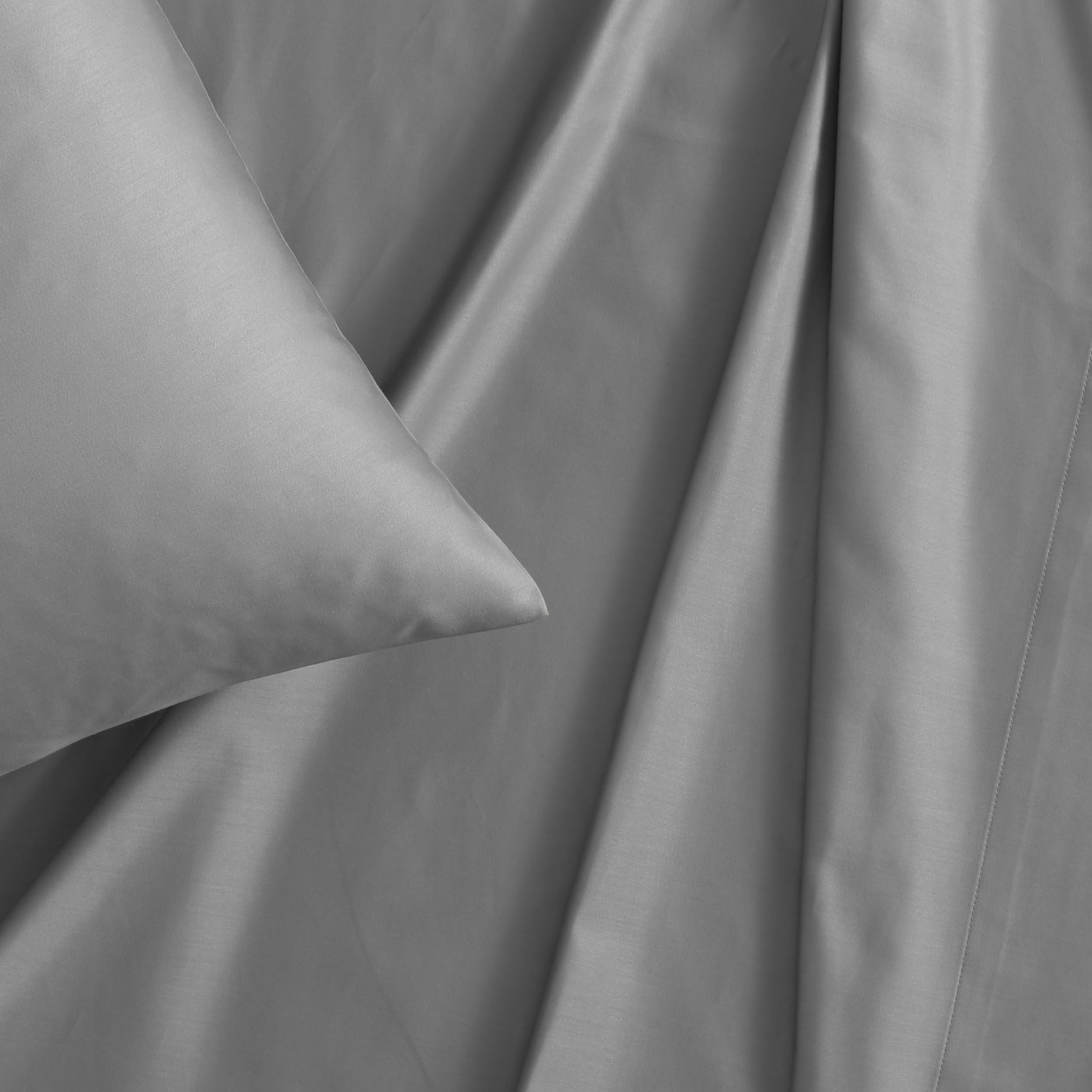 Vera Wang texture sateen proche montrant douceur et fini légèrement brillant