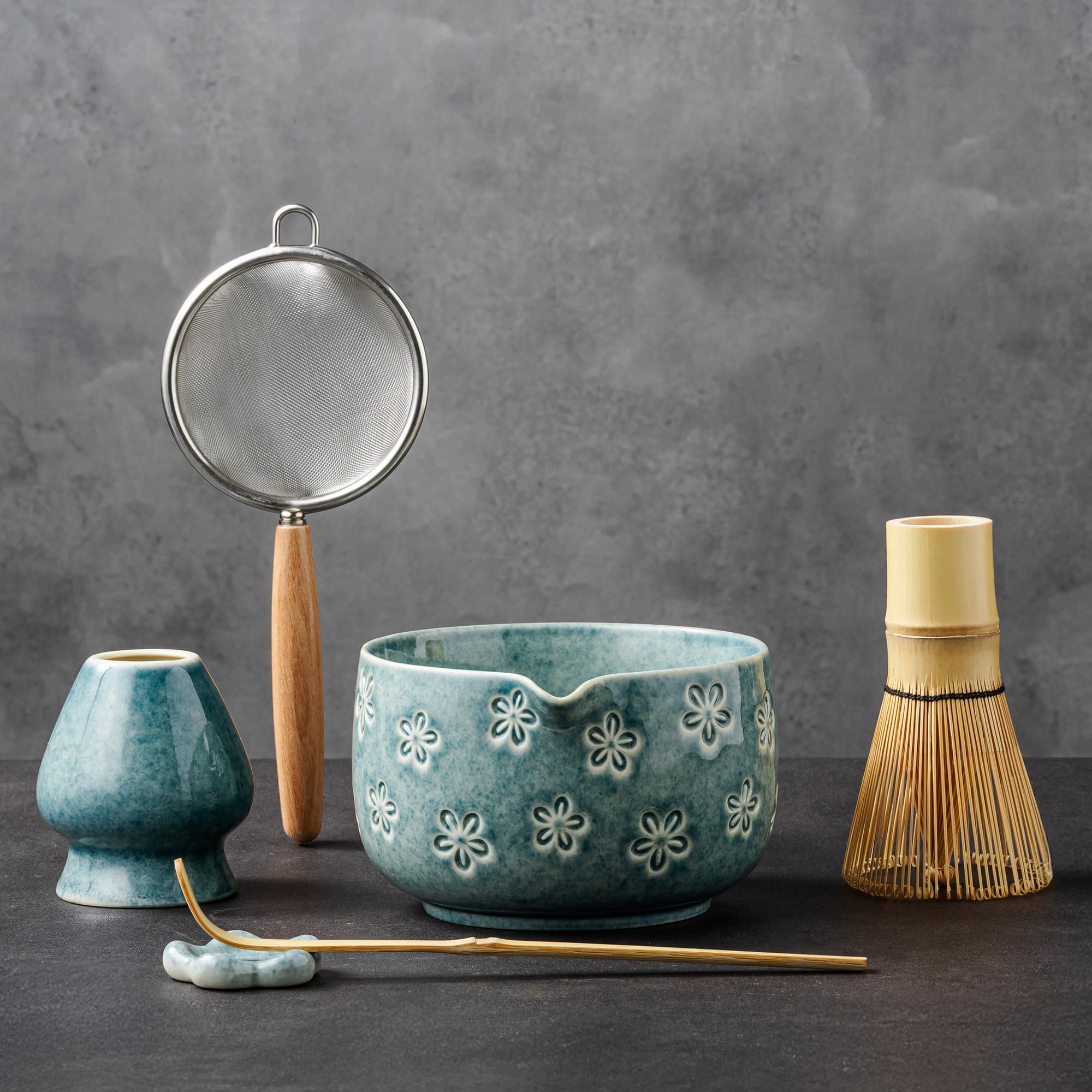 Veraelle bol céramique bleu face montré pour préparation matcha, esthétique et stabilité