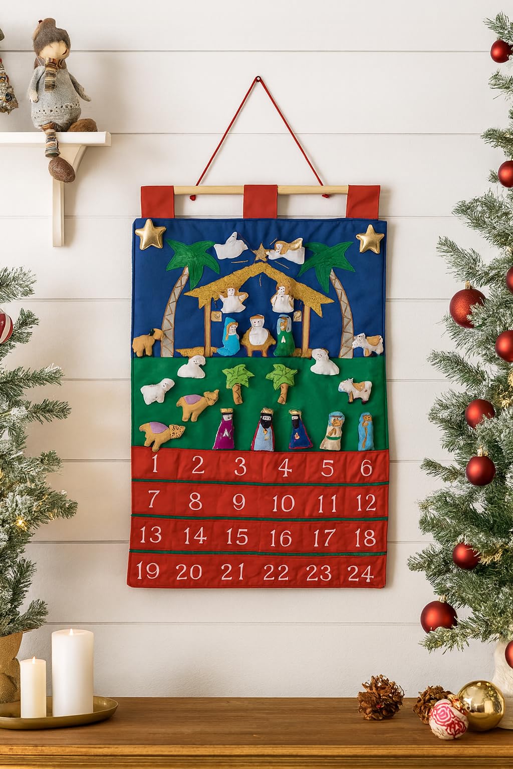 Vermont Christmas Company calendrier suspendu sur un mur de salon, crée une ambiance festive familiale