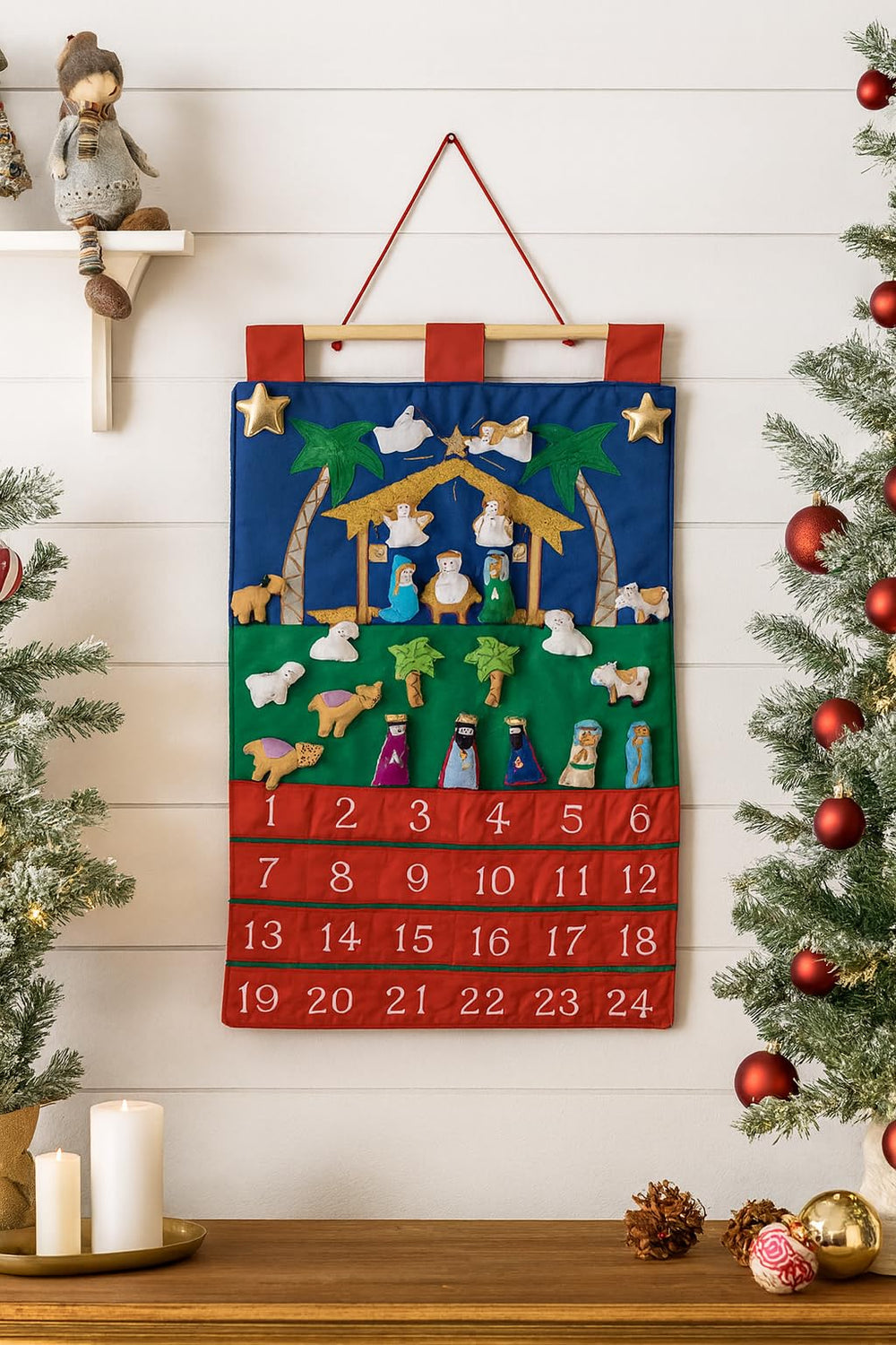 Vermont Christmas Company calendrier suspendu sur un mur de salon, crée une ambiance festive familiale