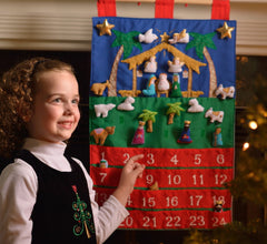 Vermont Christmas Company gros plan sur figurines rembourrées fixées par velcro, manipulation facile pour enfants