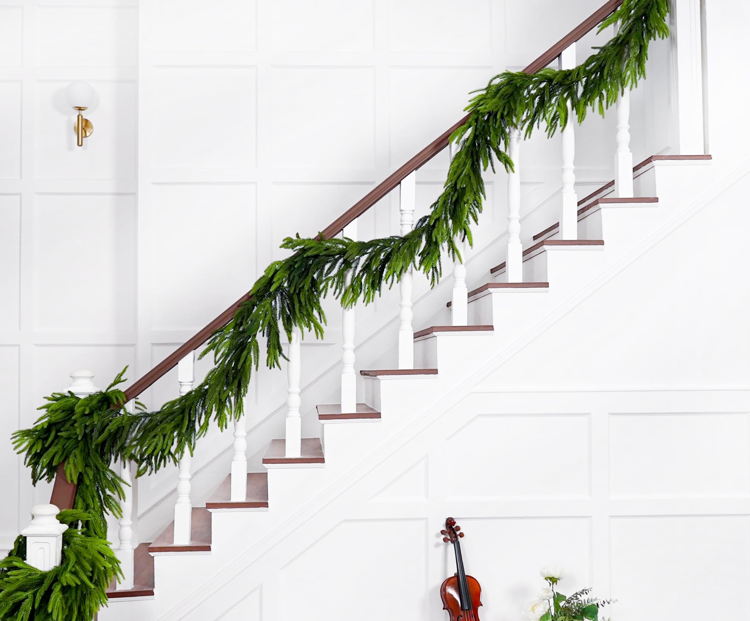 VersaCharm guirlande fixée sur rampe d'escalier pour décor de fête
