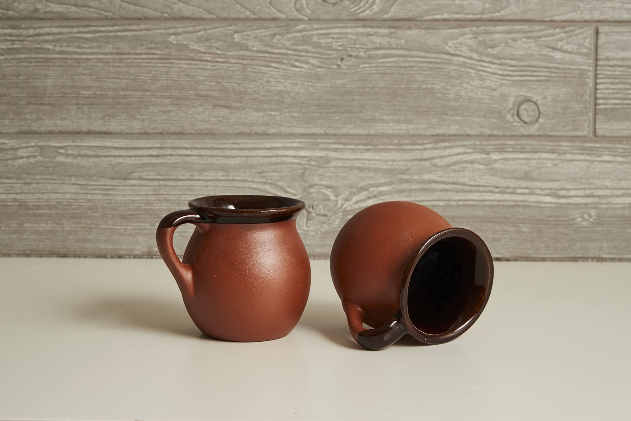 Verve CULTURE tasse en usage dans cuisine chaleureuse pour boissons