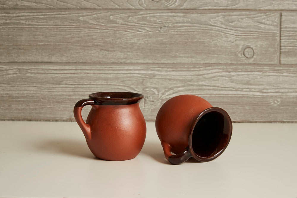 Verve CULTURE tasse en usage dans cuisine chaleureuse pour boissons