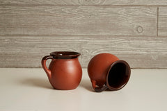 Verve CULTURE tasse en usage dans cuisine chaleureuse pour boissons