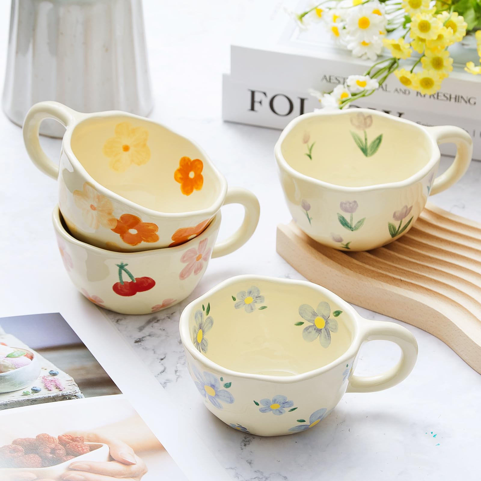 Vesici tasse tenue à la main pour comparaison de taille et ergonomie d'anse