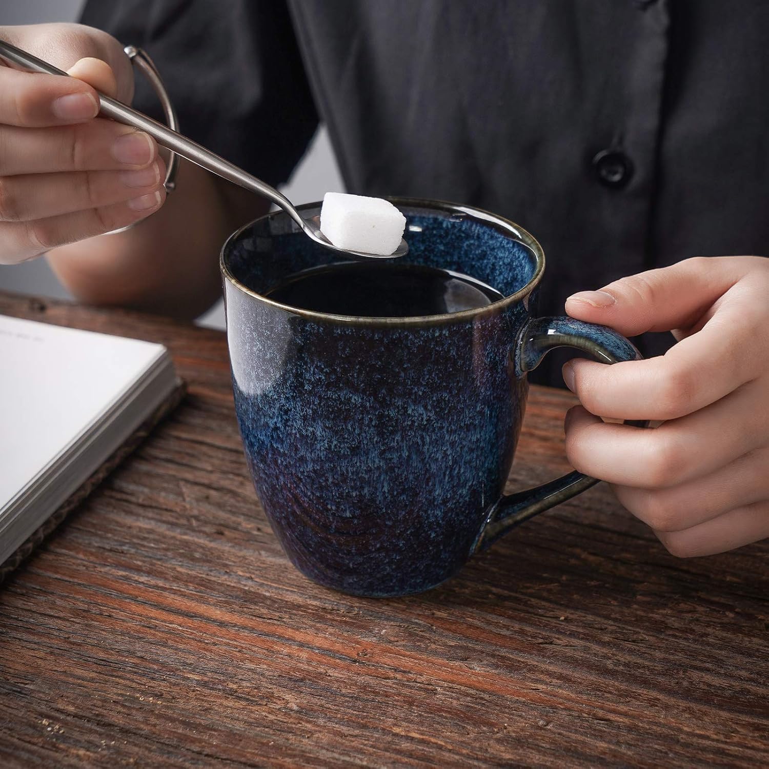 Tasse vicrays tenue en main pour comparaison de taille et ergonomie pratique