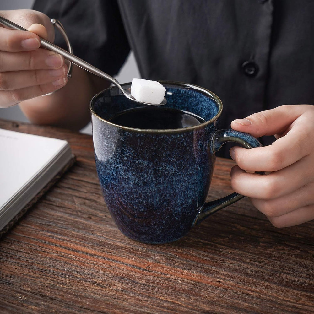 Tasse vicrays tenue en main pour comparaison de taille et ergonomie pratique