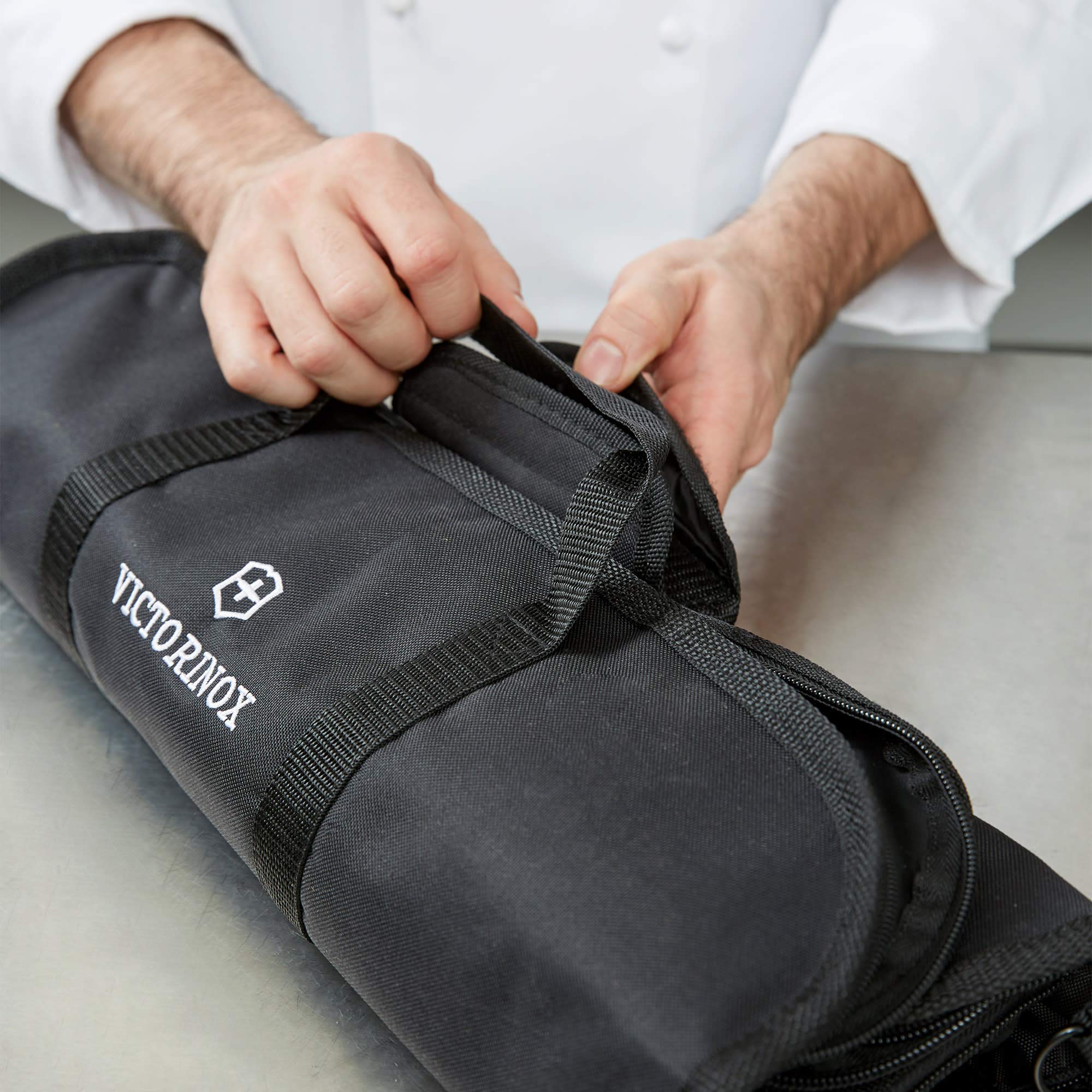 Victorinox cimeter steak en action offrant tranche régulière