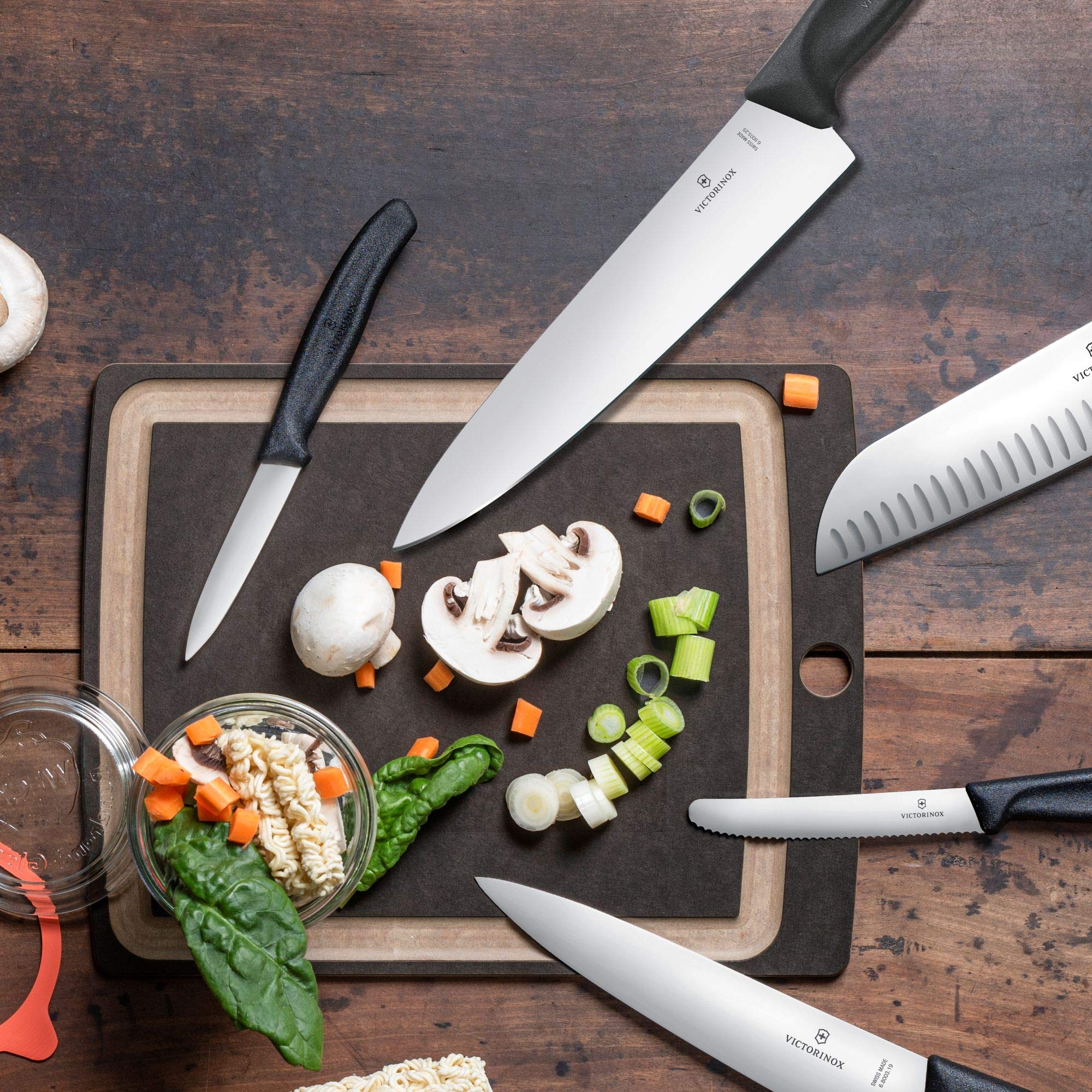 Victorinox comparaison taille main illustre équilibre et contrôle
