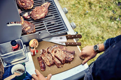 Victorinox couteau à désosser en action parage de volaille, précision et contrôle