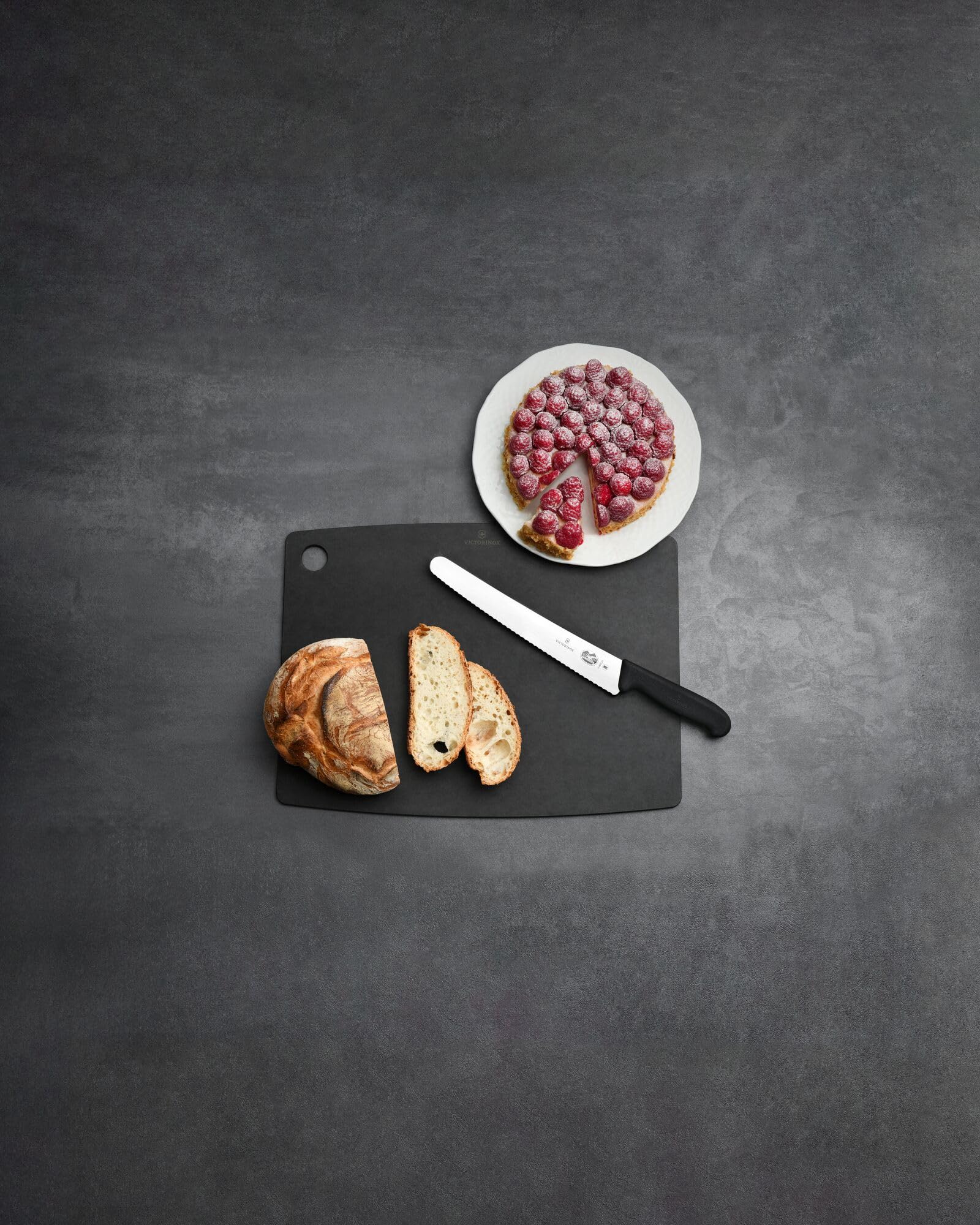 Victorinox Fibrox comparaison d’échelle avec pain et main, longueur pratique