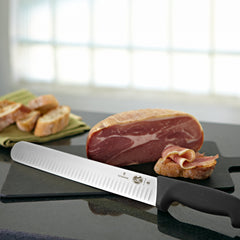 Victorinox Fibrox Pro lame Granton gros plan, glisse réduite pour tranches nettes