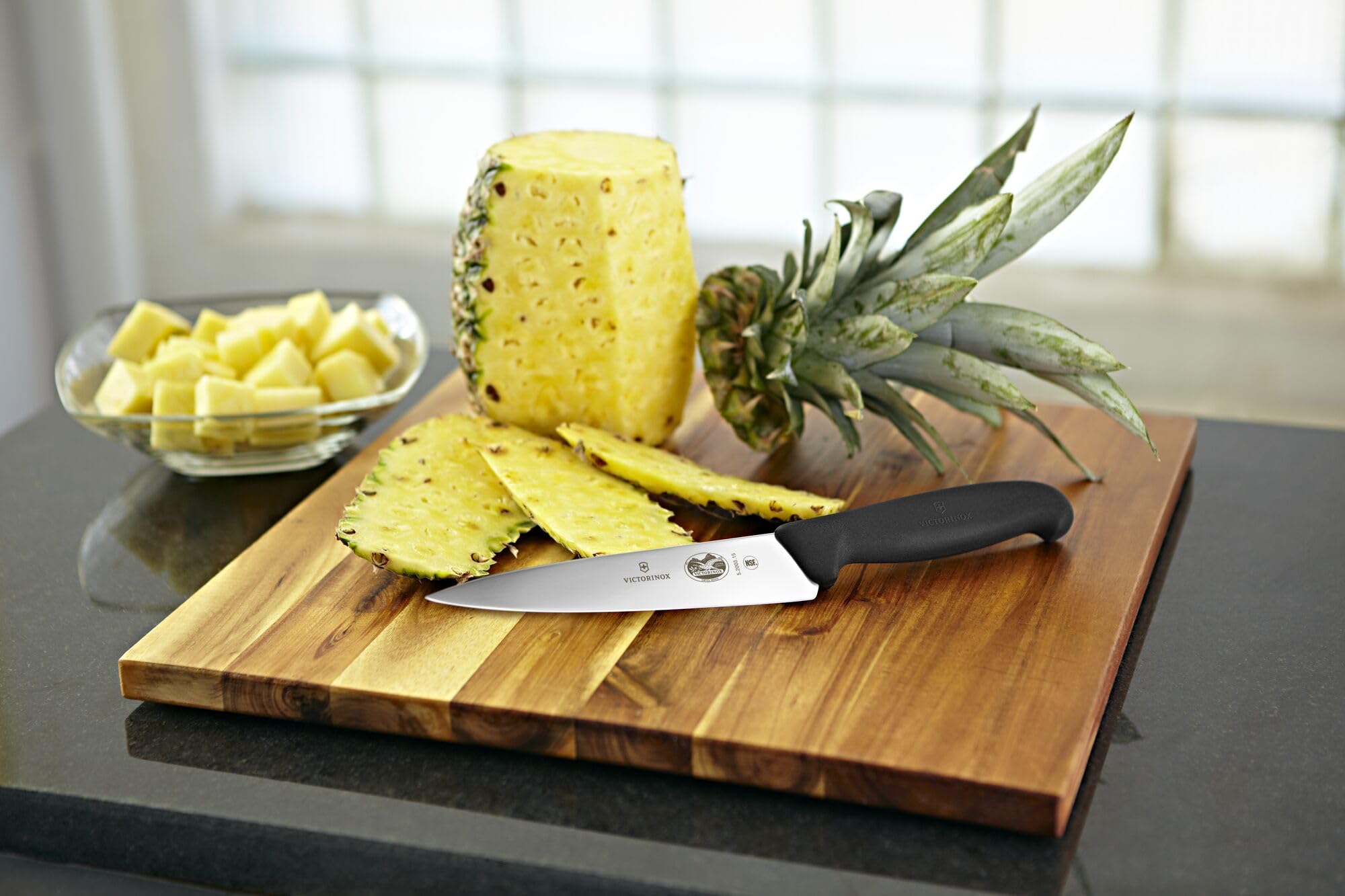 Victorinox Fibrox rangé sur planche bois illustrant facilité de nettoyage