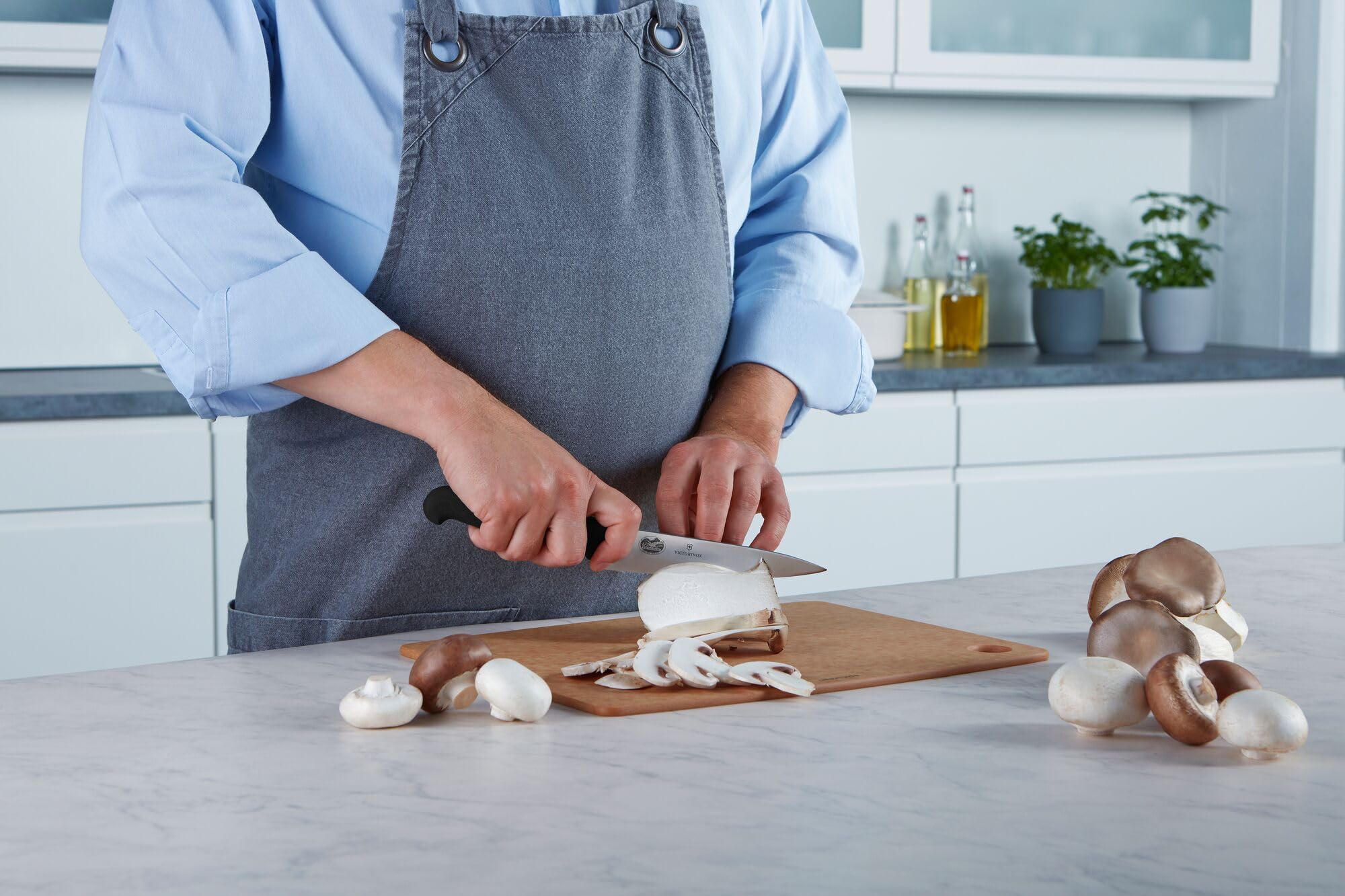 Victorinox Fibrox dans une cuisine stylée montrant usage quotidien polyvalent