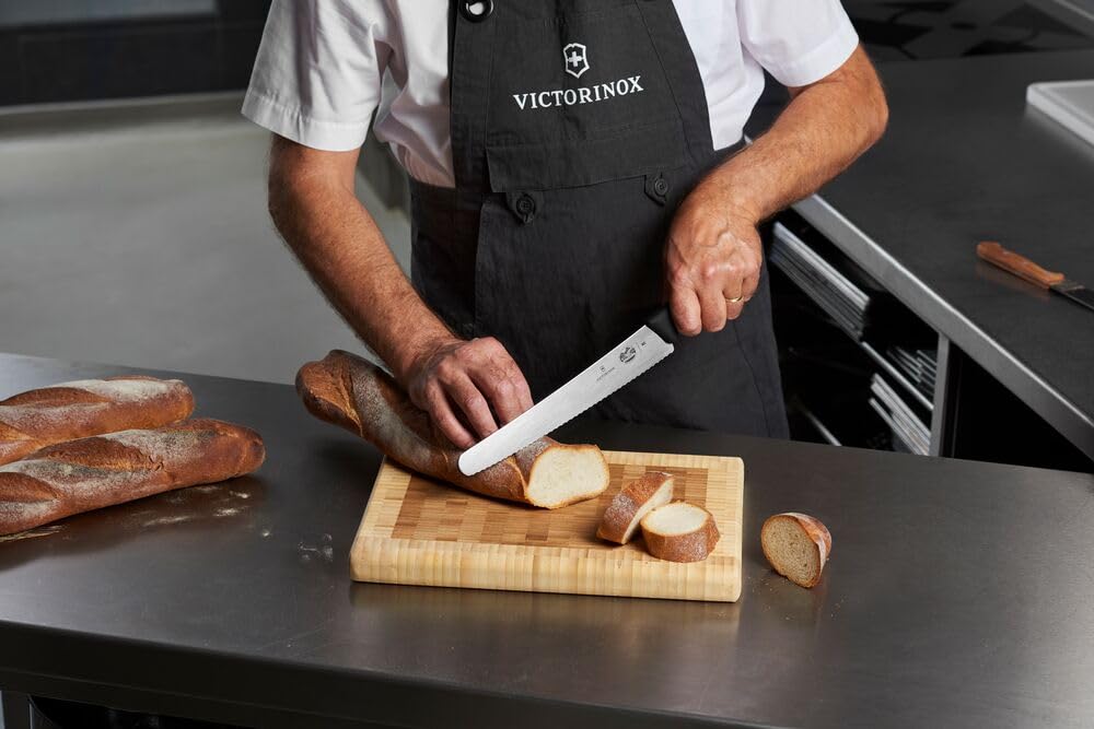 Victorinox Fibrox en usage découpant un pain croustillant, tranches nettes