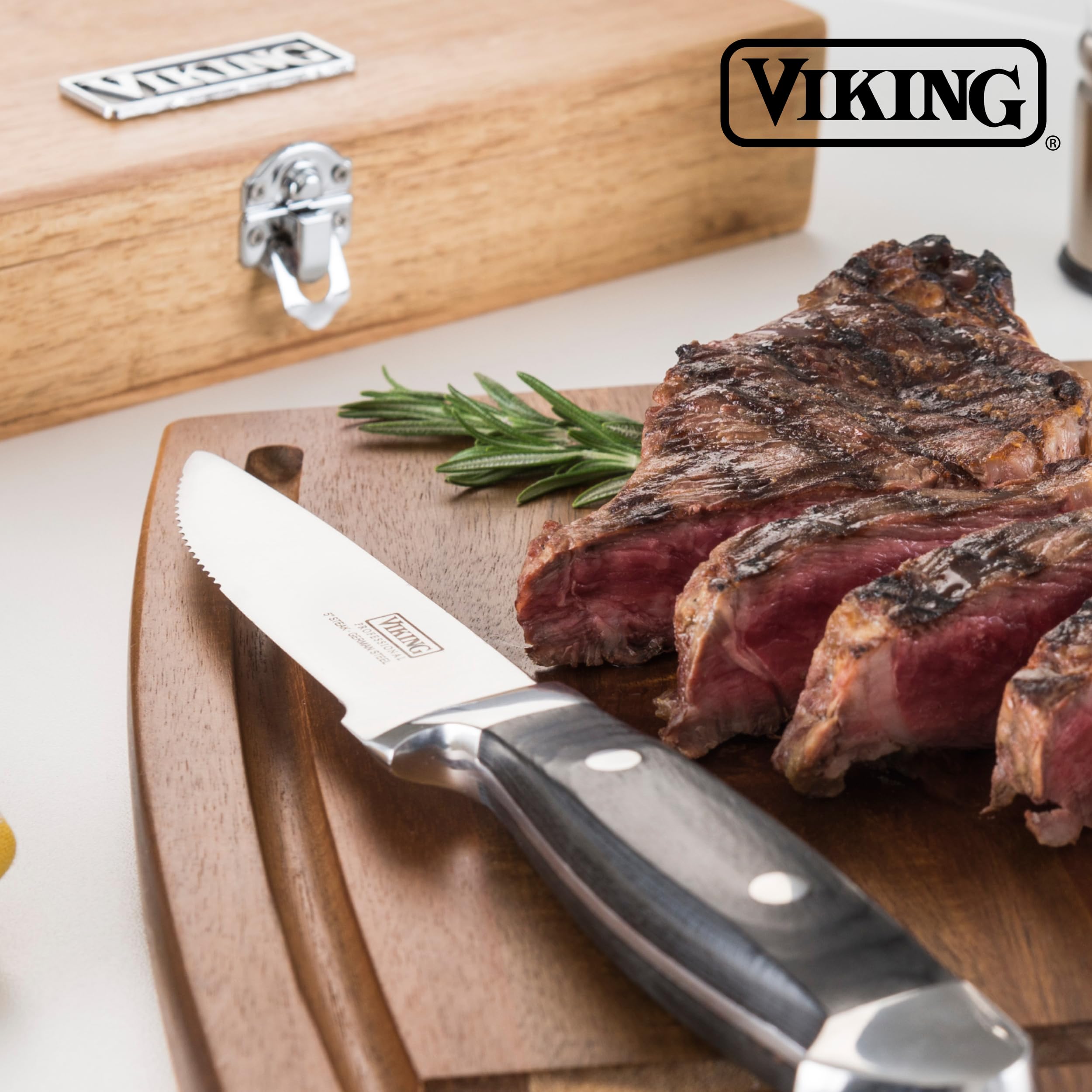 Viking couteau posé à côté d'une main pour visualiser la taille et l'équilibre