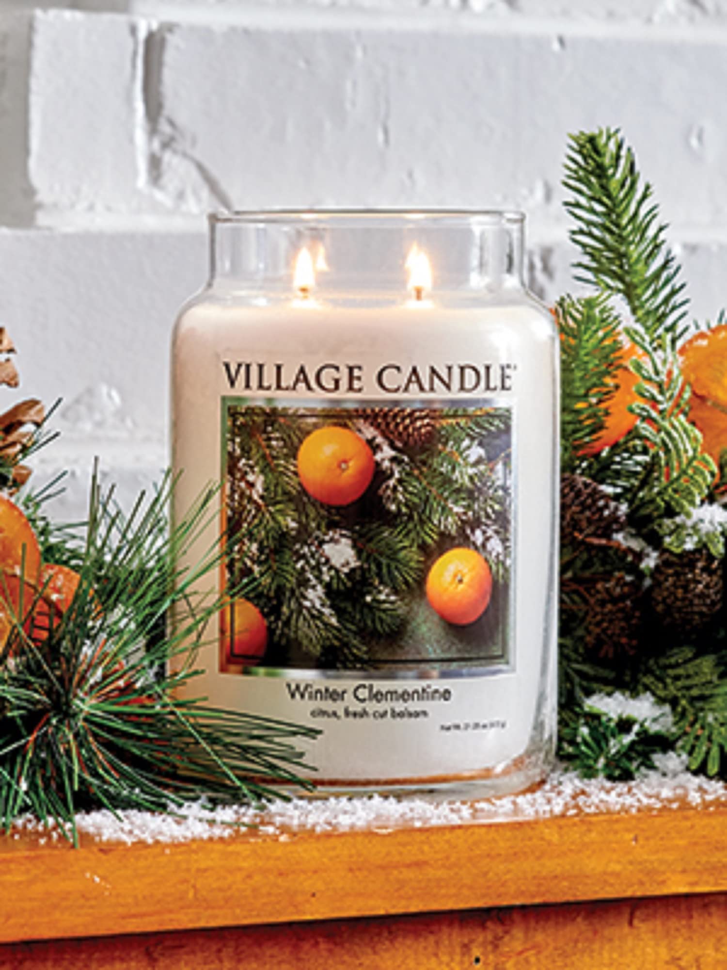 Village Candle bougie allumée dans un salon, parfum festif et accueillant