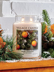 Village Candle bougie allumée dans un salon, parfum festif et accueillant
