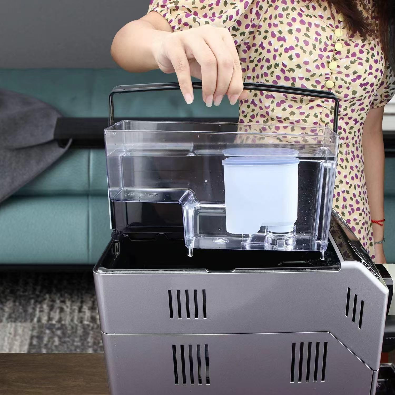 Viskeysta comparaison d’échelle avec mains pour illustrer taille et contenu du kit
