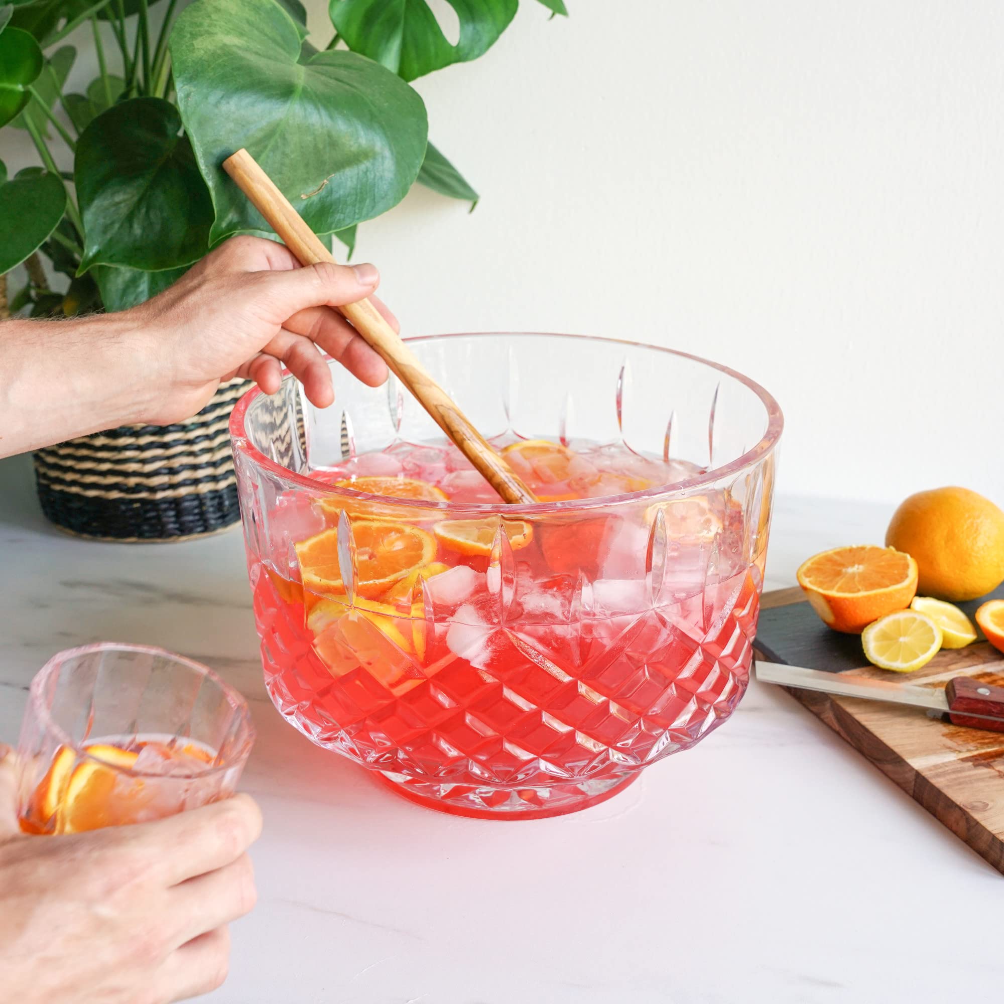 Viski bol rempli de fruits et glaçons valorisant couleurs et fraîcheur
